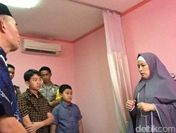 Ajak 2 Putranya, Mendikbud Jenguk Anet di RS Kartika