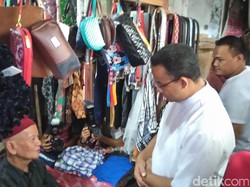 Blusukan di Pasar, Anies Janjikan Solusi Mahalnya Harga Cabai