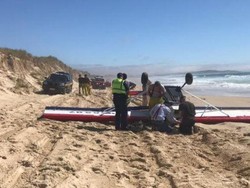Pilot Australia Ini Mendaratkan Pesawatnya di Pantai
