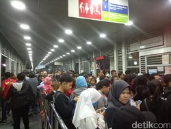 Malam Tahun Baru, Halte TransJ Harmoni Dipenuhi Penumpang ke Ancol