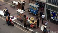 Jelang Pergantian Tahun, PKL Serbu Jalan MH Thamrin