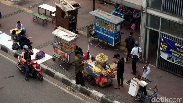 Jelang Pergantian Tahun, PKL Serbu Jalan MH Thamrin