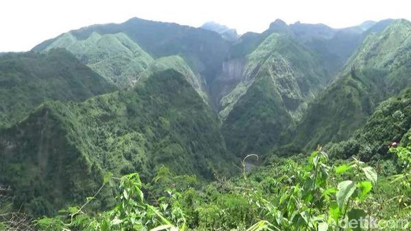 Foto-foto Eksis Awal Tahun di Bukit yang Sedang Hits di Kediri
