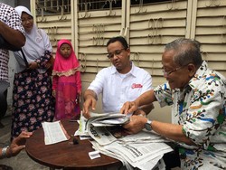 Saat Seorang Kakek Kumpulkan Artikel untuk Tagih Janji ke Anies