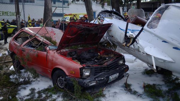 Pesawat vs Mobil di Guatemala