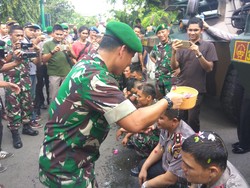 Dibariskan di Kodim, Personel Polresta Banda Aceh yang Naik Pangkat Dimandikan