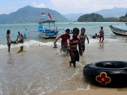 Menunggu Tahun Baru, Main Air Dulu di Pantai Pasir Putih Trenggalek