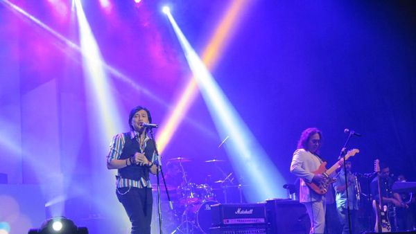 Begini Hangat dan Romantisnya Tahun Baruan Bareng Kla Project