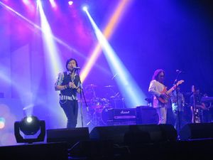 Begini Hangat dan Romantisnya Tahun Baruan Bareng Kla Project Begini Hangat dan Romantisnya Tahun Baruan Bareng Kla Project