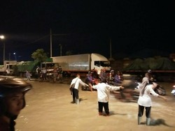 Banjir di Tambak Osowilangun Diwarnai Blokir Jalan, Ini Reaksi Risma