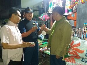 Gelar Razia, Polresta Palembang Sita Ratusan Botol Miras dan Mercon