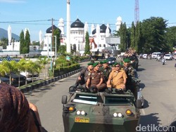 Pejabat-pejabat di Banda Aceh Keliling Kota Naik Panser