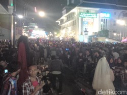 Rayakan Malam Tahun Baru, Warga Penuhi Alun-alun Kota Bandung