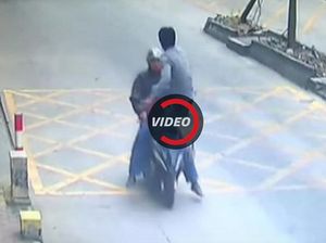 Ciat! Pencuri Ponsel Bermotor Skuter Ini Dapat Tendangan Maut