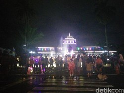 Malam Tahun Baru, Warga Bandung Penuhi Gasibu