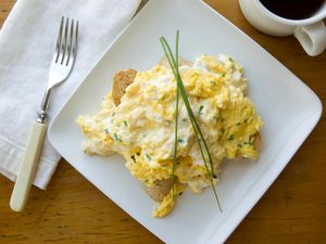 Ini Langkah Membuat Telur Orak-arik Lezat a La Anthony Bourdain