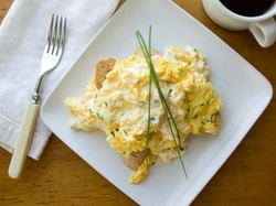 Kamu Bisa Bikin Scrambled Egg yang Creamy Ini Pakai Air
