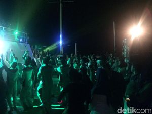 Video: Anti Mainstream Tahun Baruan di Atas Kapal