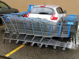 Parkir Sembarangan, Nissan Juke Ini Dikepung Troli