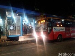 Usai Pesta Kembang Api, Halte TransJ Ancol Masih Dipadati Penumpang