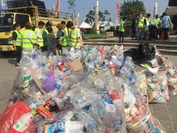 Aksi Pungut Sampah Pengunjung Ancol Pasca Tahun Baru