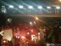 Tak Bisa Masuk TMII, Warga Beli Kembang Api di Pinggir Jalan