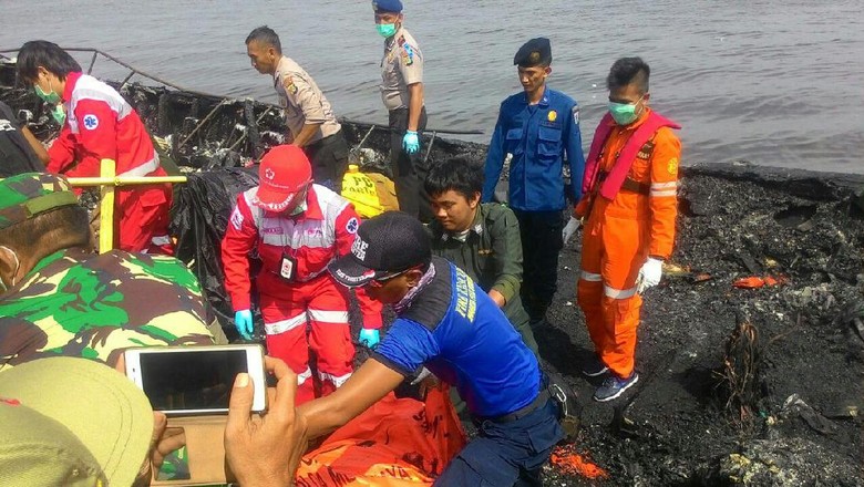 Sebelum Terjun, Pemuda Ini Rela Beri Pelampungnya Ke Seorang Bapak