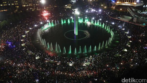 Suasana Kepadatan Perayaan Tahun Baru di Bundaran HI