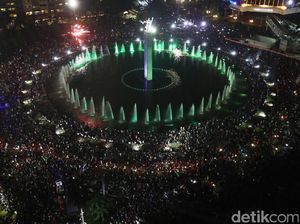 Suasana Kepadatan Perayaan Tahun Baru di Bundaran HI