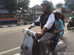 Keliling Kota Naik Vespa, Anies Janji Buat Pemotor Lebih Nyaman