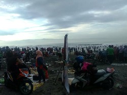 40 Ribu Orang Padati Pantai di Sukabumi, Waspada Ombak Tinggi!