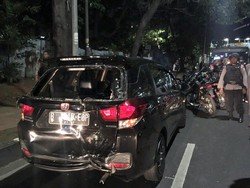 Tabrakan dengan Motor di Kuningan Jaksel, Honda Mobilio Ringsek