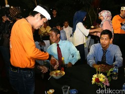 Saat Bupati Dedi Tukar Nasib dengan Tukang Sapu