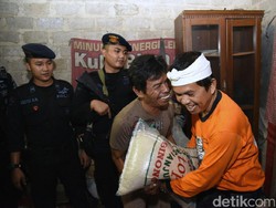 Bupati Dedi Gerebek Warga Kurang Mampu untuk Rayakan Tahun Baru