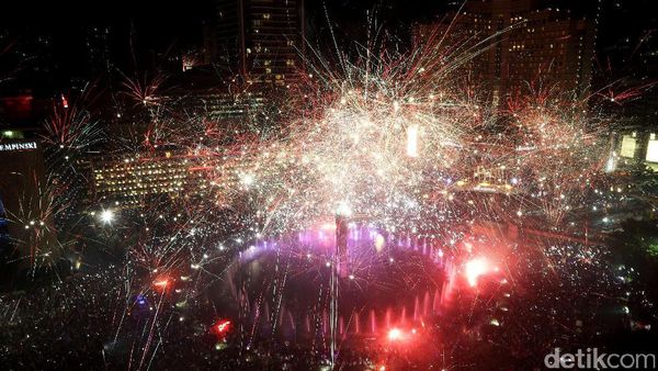 Kemeriahan Pesta Kembang Api di Bundaran HI