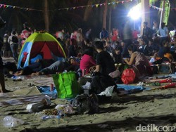 Hindari Macet, Sebagian Pengunjung Pilih Tidur di Pantai Ancol