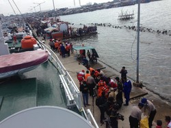 20 Kantong Jenazah Dibawa Keluar dari Kapal Wisata yang Terbakar