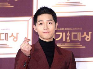 Menang Penghargaan, Song Joong Ki dan Park Bo Gum Menangis Bersama Menang Penghargaan, Song Joong Ki dan Park Bo Gum Menangis Bersama