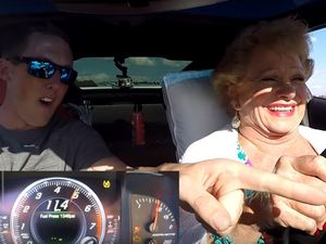 Nenek-nenek Ngebut dengan Chevrolet Corvette