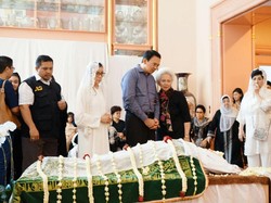 Ahok Melayat Istri Almarhum Sudwikatmono di Pondok Indah