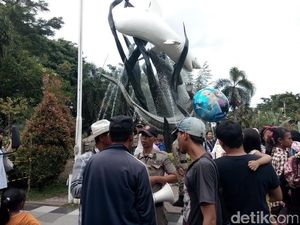 Satpol PP Halau Pengunjung dan Juru Foto Motret di Monumen KBS