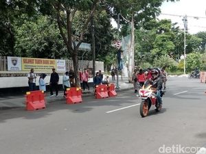 Larang Parkir di Jalan Setail, Wali Kota Risma Sidak Depan KBS