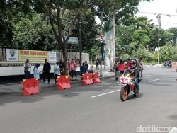 Larang Parkir di Jalan Setail, Wali Kota Risma Sidak Depan KBS