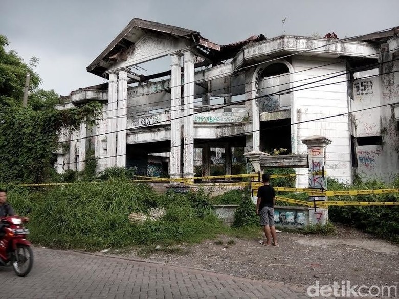 'Rumah Hantu Darmo' Dilarang Dikunjungi Warga