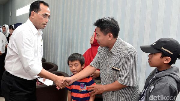 Budi Karya Temui Keluarga Korban KM Zahro
