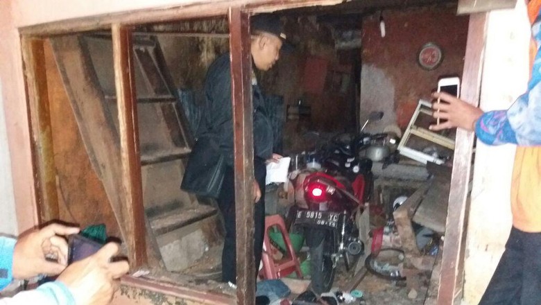 Ledakan di Tambora Pintu  Rumah  Hancur Gegana Turun  Tangan