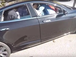 Gokil, 19 Orang Bisa Masuk ke Tesla Model S Ini
