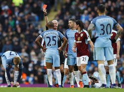 Fernandinho Samai Rapor Merah Balotelli