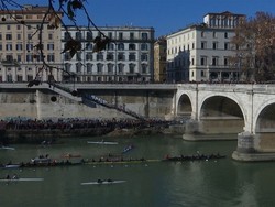 Rayakan Tahun Baru dengan Loncat ke Sungai Es