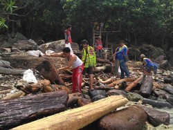 Ketika Traveler Ramai-ramai Bersihkan Pantai di Lampung